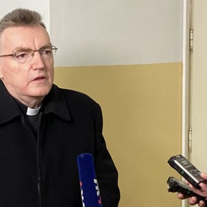 Kardinal Bozanić: Divim se ljudima koji se na kiši ispovijedaju ispred crkve